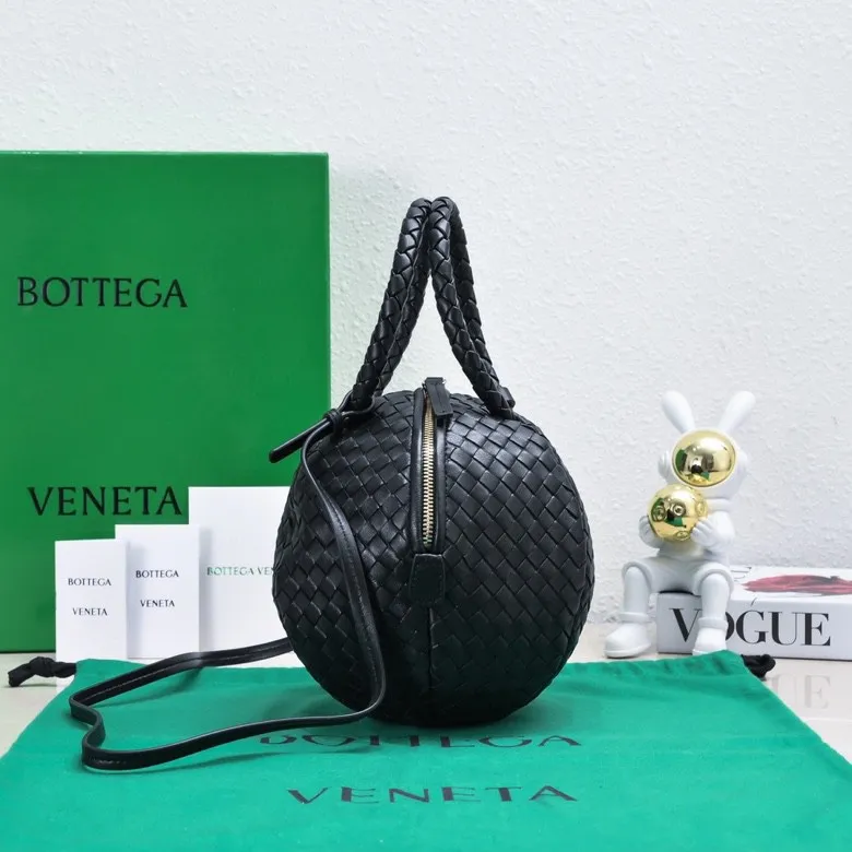 Batch 1800 #BV 2023 new bowling bag 🎈 combines BV’s classic woven elements. The entire bag is full of craftsmanship, unique and tasteful~ Made of sheepskin, with a smooth texture. Detachable shoulder strap can be carried or carried. Multiple carrying methods to match your highlight moments [yeah], the capacity is very touching, suitable for short trips/business trips! A must-have for daily concave styling. Size: 22*22*22, model 9463#